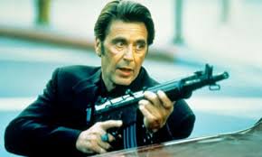 Michael Mann, Heat ile suç filmi türüne olan katkısını bir kez daha kanıtladı. 1980’lerde Manhunter ve Thief gibi suç dramalarıyla adından söz ettiren Mann, Heat ile hem yönetmenlik becerisini hem de anlatım tarzını zirveye taşıdı.