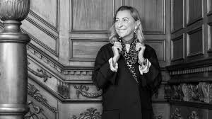 Miuccia Prada, 10 Mayıs 1949 tarihinde İtalya'nın Milano şehrinde doğmuştur. Moda dünyasındaki kariyerine başlamadan önce, Milano Üniversitesi'nde politik bilimler okumuş ve burada doktorasını tamamlamıştır. Miuccia'nın, tasarıma olan ilgisi ise, aile işletmesi olan Prada'nın içindeyken başlamıştır.