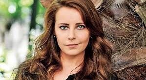 Kariyerine tiyatro ile adım atan Vildan Atasever, sahne sanatlarındaki yeteneğini hızla göstermiştir. Ardından televizyon dizileri ve sinema filmleriyle ekranlarda yer almaya başlamıştır. Tiyatro sahnelerinde edindiği tecrübeler, ona sinemada ve televizyonda da daha derinlemesine karakter analizleri yapma becerisi kazandırmıştır.