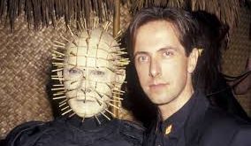 Clive Barker, 1980’lerin sonlarına doğru yazdığı kısa hikayelerle büyük bir çıkış yaptı. Books of Blood adlı kısa öykü koleksiyonu, onu korku edebiyatının önde gelen isimlerinden biri yapmıştır. Bu koleksiyonda yer alan hikayeler, sıradışı karakterler ve tüyler ürpertici olaylarla bezeli, karanlık bir evren yaratır.