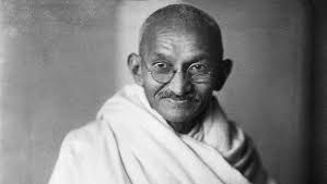 Mohandas Karamchand Gandhi, 30 Ocak 1948 tarihinde Yeni Delhi’de suikasta uğrayarak hayatını kaybetmiştir. Ölümü, Hindistan ve dünya çapında büyük bir yas ve saygı ile karşılanmıştır.