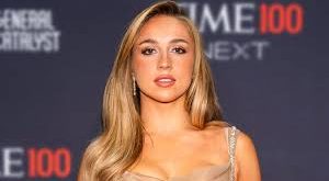 Tate McRae, 2003 doğumlu Kanadalı bir şarkıcı, söz yazarı, dansçı ve müzik prodüktörüdür. 2016 yılında "So You Think You Can Dance" adlı yetenek yarışmasında kazandığı popülerlik, onu dünya çapında tanınan bir sanatçı yapmıştır.