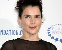 Julia Ormond, kariyeri boyunca çeşitli ödüllere layık görülmüş; özellikle televizyon projeleriyle Emmy Ödülü kazanarak başarısını taçlandırmıştır. Eleştirmenler tarafından zarif ama güçlü oyunculuk anlayışıyla övgü almıştır.