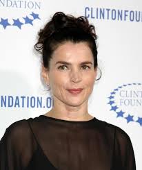 Julia Ormond, kariyeri boyunca çeşitli ödüllere layık görülmüş; özellikle televizyon projeleriyle Emmy Ödülü kazanarak başarısını taçlandırmıştır. Eleştirmenler tarafından zarif ama güçlü oyunculuk anlayışıyla övgü almıştır.