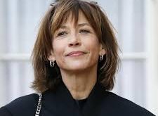 Oyunculuğun yanı sıra yönetmen ve senarist kimliğiyle de üretken olan Sophie Marceau, kişisel ve duygusal anlatımlara odaklanan filmler çekmiştir. Bu yönü, onun sinemaya yalnızca kamera önünde değil, yaratıcı arka planda da katkı sunduğunu göstermektedir.
