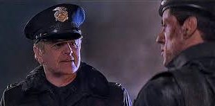 Steve Kahan, genellikle polis, dedektif, güvenlik görevlisi veya otorite figürlerini canlandırmıştır. Doğal oyunculuğu ve abartıdan uzak performansları sayesinde filmlerin gerçekçilik duygusunu güçlendirmiştir. Yardımcı rollerde sergilediği bu istikrarlı duruş, onun 80’ler aksiyon sinemasındaki yerini sağlamlaştırmıştır.