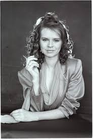 Teresa Ann Savoy, 1970’li yılların Avrupa sinemasında cesur ve politik temalı yapımlarda yer alan önemli isimlerden biridir. Özellikle “Salon Kitty” ve “Caligula” gibi kült filmlerle hafızalarda yer edinmiştir. Dönemin sınırları zorlayan sinema anlayışının simge oyuncularından biri olarak kabul edilmektedir.