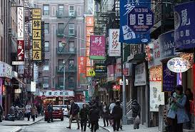 Chinatown, filmin atmosferini ve temalarını pekiştiren bir sembol haline gelir. Bir yandan karmaşık sokakları ve labirentleriyle fiziksel bir mekân sunarken, bir yandan da filmin anlam yüklediği “çıkmaz” durumunu temsil eder.