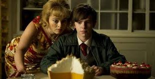 Toast, yemek kültürüne dair önemli mesajlar veren bir yapım. Yemekler, sadece hayatta kalmak için gereken bir şey değil, aynı zamanda insanları bir araya getiren, geçmişi hatırlatan ve duygusal bağları pekiştiren bir araç olarak sunuluyor.