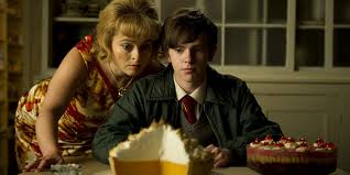 Toast, yemek kültürüne dair önemli mesajlar veren bir yapım. Yemekler, sadece hayatta kalmak için gereken bir şey değil, aynı zamanda insanları bir araya getiren, geçmişi hatırlatan ve duygusal bağları pekiştiren bir araç olarak sunuluyor.