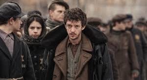 Umudun Dili, sadece bireysel bir yolculuğu anlatmaz, aynı zamanda savaşın, göçmenliğin, kimlik arayışının ve toplumsal eşitsizliğin etkilerini derinlemesine irdeler. Film, göçmen deneyimi ve kimlik meseleleri üzerinden, toplumsal yapıların insanları nasıl şekillendirdiğini ve umudun bir insanın toplumdaki yerini nasıl bulduğuna dair önemli sorular sorar.