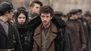 Umudun Dili, sadece bireysel bir yolculuğu anlatmaz, aynı zamanda savaşın, göçmenliğin, kimlik arayışının ve toplumsal eşitsizliğin etkilerini derinlemesine irdeler. Film, göçmen deneyimi ve kimlik meseleleri üzerinden, toplumsal yapıların insanları nasıl şekillendirdiğini ve umudun bir insanın toplumdaki yerini nasıl bulduğuna dair önemli sorular sorar.