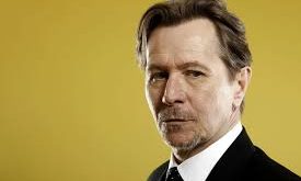 Gary Oldman, oyunculuk kariyerinde kazandığı başarılar ve sinemaya kattığı eşsiz performanslarla, kendisini Hollywood'un en saygın ve çok yönlü oyuncularından biri olarak kabul ettirmiştir. Onun oyunculuğu, sadece bir rolü oynamakla kalmayıp, her karakteri hayata geçirerek izleyicilerine unutulmaz deneyimler sunmaktadır.