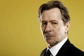 Gary Oldman, oyunculuk kariyerinde kazandığı başarılar ve sinemaya kattığı eşsiz performanslarla, kendisini Hollywood'un en saygın ve çok yönlü oyuncularından biri olarak kabul ettirmiştir. Onun oyunculuğu, sadece bir rolü oynamakla kalmayıp, her karakteri hayata geçirerek izleyicilerine unutulmaz deneyimler sunmaktadır.