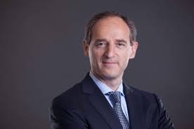 Patrice Louvet, kariyerine Procter & Gamble (P&G)'de başlamıştır. P&G'deki yılları, onun global perakende yönetimi ve marka stratejileri üzerine derin bir bilgi edinmesine olanak sağlamıştır. Louvet, P&G’de çalışırken, markanın yönetiminde ve stratejik planlamasında önemli roller üstlenmiştir.