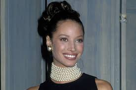 Christy Turlington’ın podyumda sergilediği zarif duruş ve doğal güzelliği, onu modellik dünyasında eşsiz kıldı. O dönemde, Naomi Campbell, Linda Evangelista, Cindy Crawford ve Claudia Schiffer gibi ünlü modellerle aynı dönemin öncü isimleri arasındaydı. Modellik kariyerinin zirveye ulaşmasının ardından, Turlington, podyumda daha az yer alıp sosyal sorumluluk projelerine yöneldi.