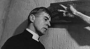 Bergman’ın filmleri genellikle izleyiciye rahat bir seyir deneyimi sunmaz, Winter Light da bunun tipik bir örneğidir. Karakterlerin içsel çatışmaları, izleyicinin empati kurmasına ve filmi derinlemesine düşünmesine olanak tanır. Filmdeki temel tema, insanın varoluşsal yalnızlığı ve inanç krizidir.