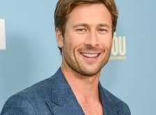 Glen Powell, Hollywood dünyasında olduğu kadar özel yaşamı ile de dikkat çekmektedir. Sosyal medyada aktif olarak paylaşımlar yapan Powell, takipçileriyle sık sık etkileşimde bulunmaktadır.