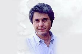 Ömer Kavur, Türk sinemasına sadece yönetmenlik değil, aynı zamanda sinema dili açısından büyük katkılar sağlamıştır. Kavur’un filmsel dili, sinema sanatının gücünü en üst düzeye çıkaran bir anlayışa sahiptir.