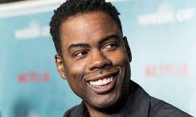 Chris Rock, 7 Şubat 1965 tarihinde Andrews, South Carolina’da dünyaya gelmiştir. Ailesinin yedi çocuğundan biri olarak büyüyen Rock, genç yaşlarda mizaha olan ilgisini fark etmiş ve bu alanda kariyer yapmaya karar vermiştir. New York’a taşındıktan sonra, Rock, komedi kulüplerinde stand-up gösterilerine çıkmaya başlamıştır.