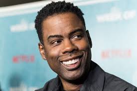 Chris Rock, 7 Şubat 1965 tarihinde Andrews, South Carolina’da dünyaya gelmiştir. Ailesinin yedi çocuğundan biri olarak büyüyen Rock, genç yaşlarda mizaha olan ilgisini fark etmiş ve bu alanda kariyer yapmaya karar vermiştir. New York’a taşındıktan sonra, Rock, komedi kulüplerinde stand-up gösterilerine çıkmaya başlamıştır.
