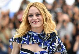 Tam adı Vanessa Chantal Paradis olan sanatçı, 22 Aralık 1972 tarihinde Fransa’da doğmuştur. Henüz 14 yaşındayken yayımladığı Joe le taxi adlı şarkıyla dünya çapında tanınan Paradis, kısa sürede Fransız pop müziğinin en dikkat çekici isimlerinden biri olmuştur.