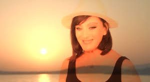 Yunan müziği, geleneksel kökleri ile modern tınıları bir araya getiren güçlü sanatçılar sayesinde günümüzde de popülerliğini korumaktadır. Bu isimlerden biri olan Marina Vlachaki, özellikle duygusal vokali, sahne enerjisi ve çok yönlü müzikal yaklaşımıyla dikkat çeken önemli sanatçılar arasında yer alır.