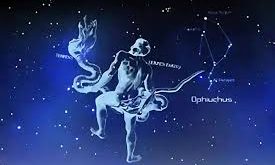 Ophiuchus, gökyüzünde ekvatora yakın bir konumda yer aldığı için hem kuzey hem de güney yarımküreden gözlemlenebilen nadir takımyıldızlardan biridir. Latince kökenli adı “yılan tutan” veya “yılan taşıyan” anlamına gelir. Bu isim, takımyıldızın tasvirinde bir adamın elinde yılan tutmasıyla doğrudan ilişkilidir.