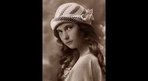 Anastasiya, çocukluk yıllarında hareketli, şakacı ve özgür ruhlu bir karakter sergilemiştir. Ailesi ve saray çalışanları tarafından “yaramaz ama sevimli” olarak tanımlanan Anastasiya, özellikle kardeşleriyle olan yakın ilişkisiyle bilinir.