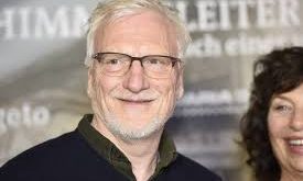 Eğitimini Almanya’nın önemli sanat okullarından biri olan Frankfurt Müzik ve Sahne Sanatları Üniversitesi’nde tamamlayan oyuncu, burada aldığı disiplinli eğitim sayesinde sahne sanatlarında güçlü bir altyapı kazanmıştır.