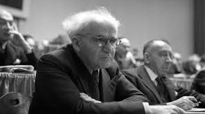 David Ben-Gurion, 16 Ekim 1886 tarihinde o dönem Osmanlı İmparatorluğu sınırları içinde bulunan Polonya’nın Plonsk şehrinde doğmuştur. Genç yaşlardan itibaren Siyonist hareketle ilgilenmiş ve Yahudi halkı için bir ulus-devlet kurulması fikrini benimsemiştir.