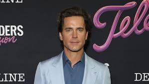 Hollywood’un karizmatik ve yetenekli oyuncularından biri olan Matt Bomer, televizyon ve sinema dünyasında sergilediği başarılı performanslarla geniş bir hayran kitlesine ulaşmıştır. Hem dramatik hem de komedi türündeki projelerdeki başarısıyla dikkat çeken Bomer, modern oyunculuk dünyasının önemli isimlerinden biridir.