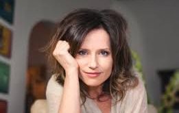 Kariyerine genç yaşta başlayan Jean Louisa Kelly, zaman içinde hem komedi hem de drama türlerinde başarılı performanslar sergileyerek geniş bir izleyici kitlesine ulaşmıştır. Özellikle aile temalı yapımlar ve televizyon dizilerindeki rolleriyle hafızalarda yer edinmiştir.