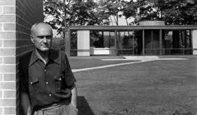 Johnson, Harvard Üniversitesi’nde sanat tarihi eğitimi almış, ardından École des Beaux-Arts ve Almanya’da modern mimarlık üzerine çalışmalar yapmıştır. Avrupa’daki eğitim deneyimleri, onun modernist yaklaşımını şekillendirmiş ve Ludwig Mies van der Rohe gibi mimarlarla tanışmasını sağlamıştır.