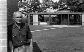 Johnson, Harvard Üniversitesi’nde sanat tarihi eğitimi almış, ardından École des Beaux-Arts ve Almanya’da modern mimarlık üzerine çalışmalar yapmıştır. Avrupa’daki eğitim deneyimleri, onun modernist yaklaşımını şekillendirmiş ve Ludwig Mies van der Rohe gibi mimarlarla tanışmasını sağlamıştır.