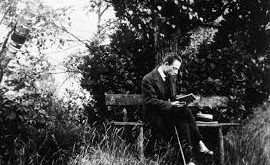 Rilke’nin çocukluk yılları disiplinli ve bazen sert bir ortamda geçmiştir. Bu dönem, onun içsel dünyasını, yalnızlık ve introspeksiyon temalarını şekillendirmiştir. Eğitim hayatına Prag’da başlamış, ardından Linz ve Viyana’daki çeşitli okullarda devam etmiştir.