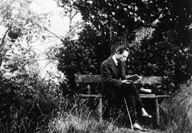 Rilke’nin çocukluk yılları disiplinli ve bazen sert bir ortamda geçmiştir. Bu dönem, onun içsel dünyasını, yalnızlık ve introspeksiyon temalarını şekillendirmiştir. Eğitim hayatına Prag’da başlamış, ardından Linz ve Viyana’daki çeşitli okullarda devam etmiştir.