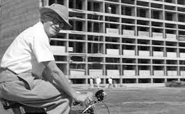 Jeanneret, Cenevre’deki École des Beaux-Arts’ta mimarlık eğitimi almıştır. Eğitim sürecinde hem klasik hem de modern tasarım yaklaşımları üzerinde çalışmış ve teoriyi pratiğe dönüştürme yeteneğini geliştirmiştir. Bu eğitim, onun minimalizm ve işlevsellik temelli modern tasarım anlayışının temelini oluşturmuştur.