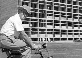 Jeanneret, Cenevre’deki École des Beaux-Arts’ta mimarlık eğitimi almıştır. Eğitim sürecinde hem klasik hem de modern tasarım yaklaşımları üzerinde çalışmış ve teoriyi pratiğe dönüştürme yeteneğini geliştirmiştir. Bu eğitim, onun minimalizm ve işlevsellik temelli modern tasarım anlayışının temelini oluşturmuştur.