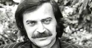 Atilla Ergün, Ankara Devlet Konservatuarı Tiyatro Bölümü mezunudur. Konservatuvar eğitimi, onun sahne ve sinema disiplinini kazanmada kritik bir rol oynamıştır. Tiyatro temelli eğitimi sayesinde, film setlerinde karakterlerini derinlemesine anlamış ve sahnede doğal performans sergilemiştir.