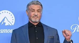 Stallone’un doğumu sırasında yaşanan komplikasyonlar yüz sinirlerinin bir kısmının zarar görmesine neden oldu. Bu durum yüzünün bir tarafında hafif felç oluşmasına yol açtı. Sonuç olarak Stallone’un karakteristik konuşma tarzı ve yüz mimikleri ortaya çıktı. Bu özellikler zamanla onun sinema dünyasında ayırt edici bir kimlik kazanmasına yardımcı oldu.