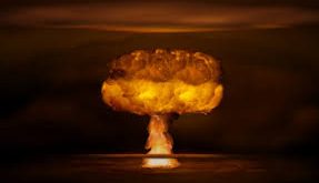 Nükleer silahlar, atom çekirdeğinde gerçekleşen reaksiyonlar sonucu ortaya çıkan muazzam enerjiyi yıkıcı bir patlamaya dönüştüren kitle imha silahlarıdır. Bu silahların temelinde Nükleer fisyon ve Nükleer füzyon süreçleri yer alır.