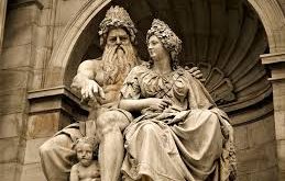 Zeus, Titanlar olarak bilinen ilk nesil tanrılardan Kronos ile Rhea’nın oğludur. Mitolojiye göre Kronos, kendi çocuklarının kendisini devireceği kehanetinden korktuğu için doğan her çocuğunu yutmuştur.