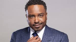 Amerikalı oyuncu ve şarkıcı Jason Weaver, özellikle 1990’lı yıllarda yer aldığı projelerle tanınan ve çok yönlü yeteneğiyle dikkat çeken bir sanatçıdır. Hem televizyon hem de müzik alanında başarılı çalışmalara imza atan Weaver, genç yaşta başladığı kariyerini yıllar içinde istikrarlı şekilde sürdürmüştür.
