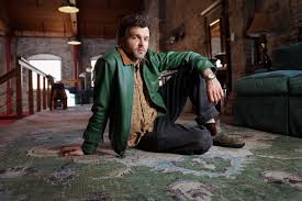 Alden Ehrenreich, son yıllarda Hollywood’da dikkat çeken performanslarıyla öne çıkan Amerikalı bir sinema oyuncusudur. Özellikle hem bağımsız yapımlarda hem de büyük stüdyo projelerinde yer almasıyla tanınan Ehrenreich, oyunculuk kariyerinde sergilediği çeşitlilik ve karakter odaklı yaklaşımıyla yeni nesil yıldızlar arasında önemli bir konum elde etmiştir.