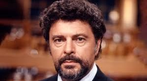 Bernd Weikl, müzikle tanıştıktan sonra hızla vokal yeteneklerini geliştirdi ve genç yaşlarda şan eğitimi almaya başladı. Müzik eğitimini, Almanya’nın prestijli okullarında tamamlayan sanatçı, profesyonel olarak müzik kariyerine 1960’ların sonlarında başlamıştır.