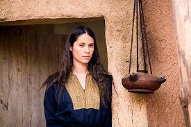 İngiltere’ye döndükten sonra oyunculuk dersleri almaya başlayan Paloma Baeza, kısa sürede sahne sanatlarına olan yeteneğini ortaya koymuştur. Genç yaşta tiyatro sahnelerinde ve televizyon yapımlarında yer almaya başlaması, onun profesyonel kariyerinin temelini oluşturmuştur.