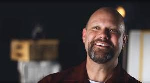 Jay Underwood, Amerikalı oyuncu olarak özellikle 1980’li ve 1990’lı yıllarda gençlik filmleri, televizyon dizileri ve aile yapımlarıyla tanınan bir sanatçıdır. 1 Ekim 1968 tarihinde Minneapolis’te doğan Underwood, Hollywood’da özellikle genç yaşta kazandığı popülerlik ve karakter oyunculuğundaki başarısıyla dikkat çekmiştir.