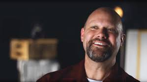 Jay Underwood, Amerikalı oyuncu olarak özellikle 1980’li ve 1990’lı yıllarda gençlik filmleri, televizyon dizileri ve aile yapımlarıyla tanınan bir sanatçıdır. 1 Ekim 1968 tarihinde Minneapolis’te doğan Underwood, Hollywood’da özellikle genç yaşta kazandığı popülerlik ve karakter oyunculuğundaki başarısıyla dikkat çekmiştir.