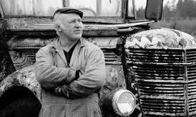 Ken Kesey, 17 Eylül 1935’te Oregon’da doğdu. Üniversite eğitimini Stanford Üniversitesi'nde tamamladı ve burada yazarlık kariyerine adım attı. Yazar, genç yaşlarda deneysel psikoloji ve edebiyatla ilgilenmeye başladı, bu da onun hem psikolojik derinliği olan hem de toplumsal sorgulamalara yönelen eserler yazmasına olanak sağladı.